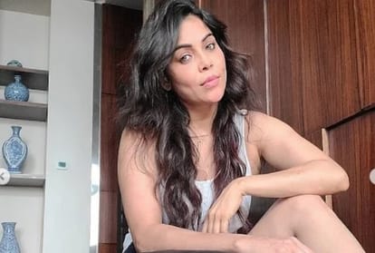 Actress Nikita Rawal robbed of Rs 7 lakh at gunpoint in new delhi