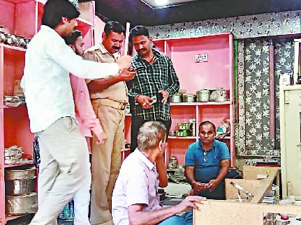 Jewelery worth seven and a half lakhs stolen from Saraf's shop in broad daylight