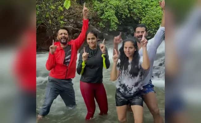 viral video of ritesh deshmukh and genelia dsouza dance on tip tip barsa paani trending on social media