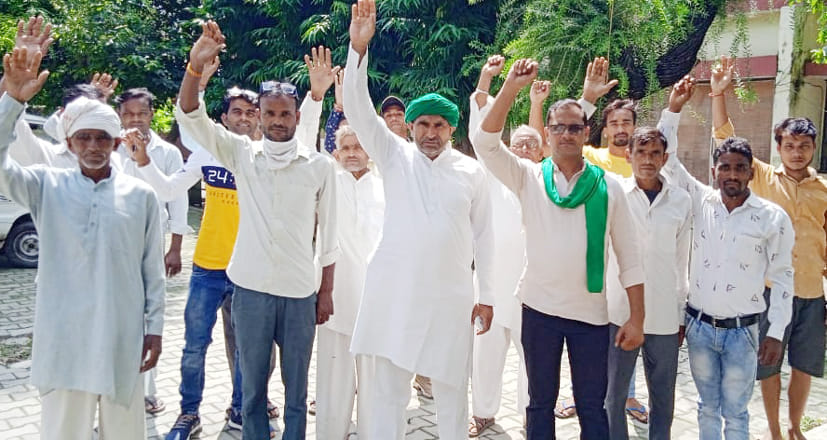 Parauli villagers protest in front of SDM office