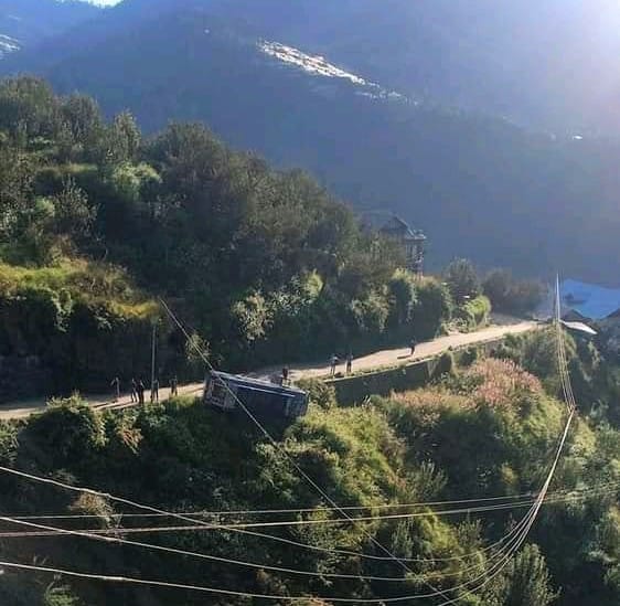 two injured in bus accident near kalbog kotkhai shimla