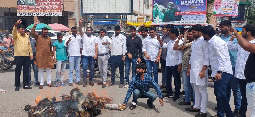 BJP workers burnt effigies of Rahul Gandhi and Amarinder Singh