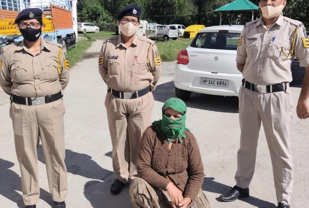 fifty year old woman arrested in kullu Two kg charas seized by kullu police