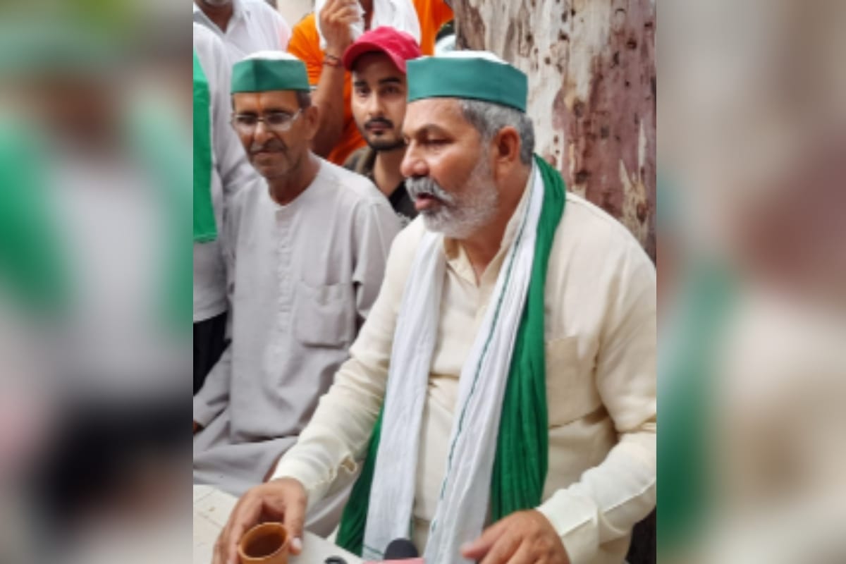 Meerut: Rakesh Tikait reached the house of martyr Major Mayank Vishnoi