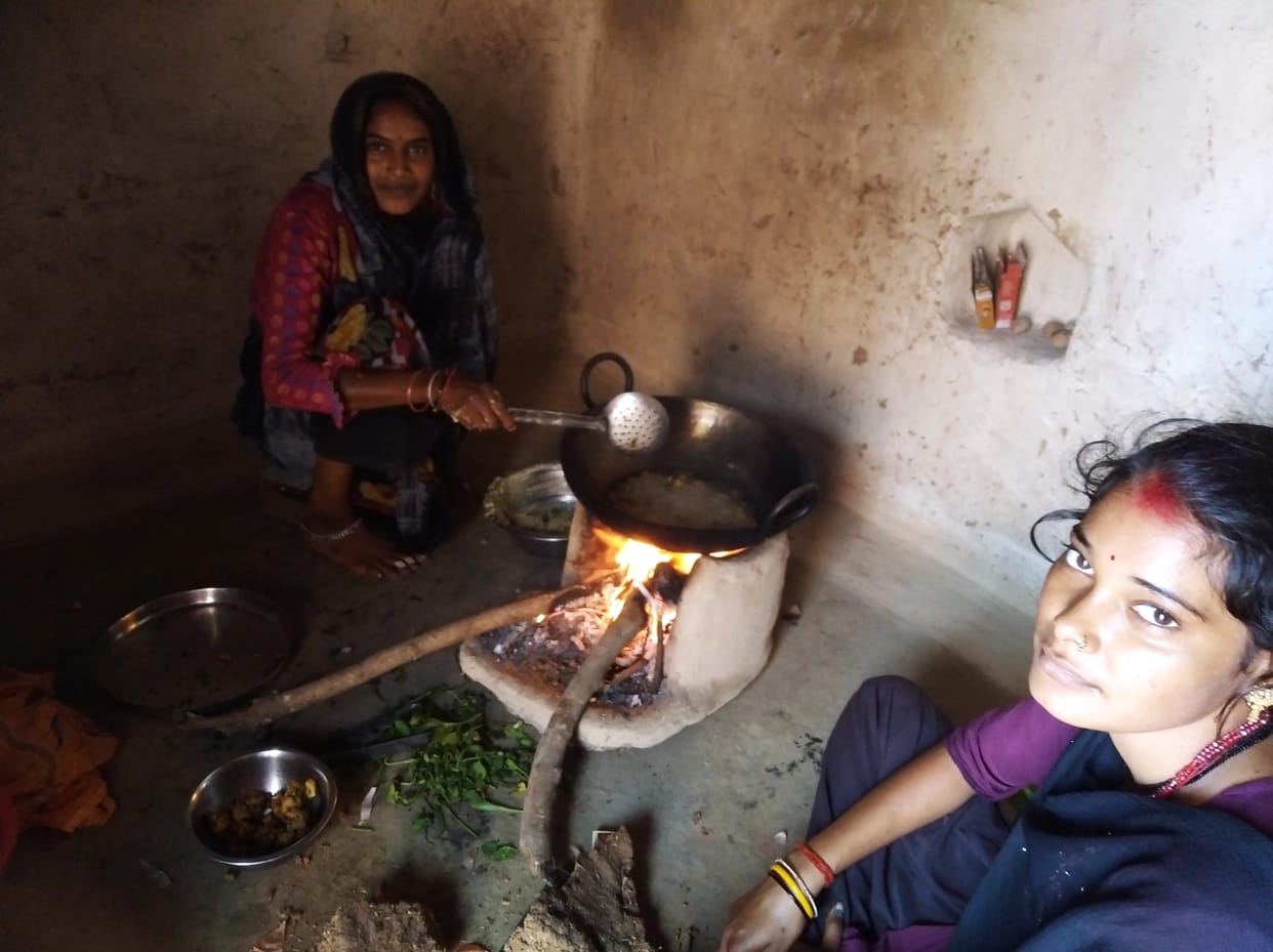 Ujjwala Yojana: Unable to fill cylinders, cooking food on the stove