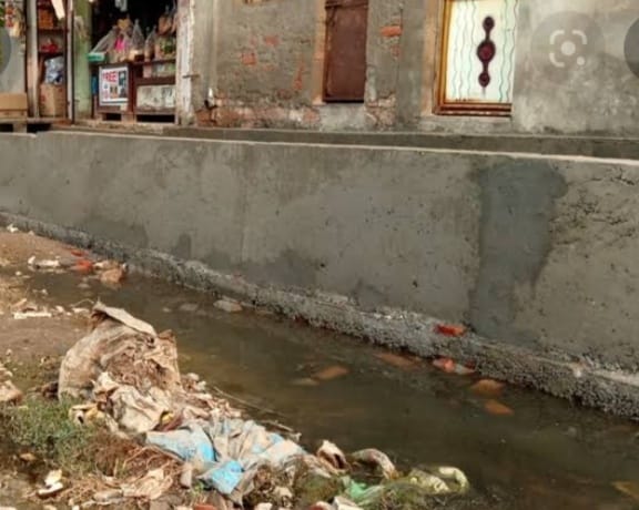 Amazing engineering, drains made higher than the road