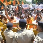 चंडीगढ़ नगर निगम कार्यालय के बाहर प्रदर्शन करते शिवसेना कार्यकर्ता।
