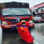 Prayagraj News :  ट्रक पर लदे पीएम मोदी के करीब दस टन के कटआउट को खींचतीं रिवॉल्वर रानी के नाम से मशहूर राजलक्ष्मी मांडा।