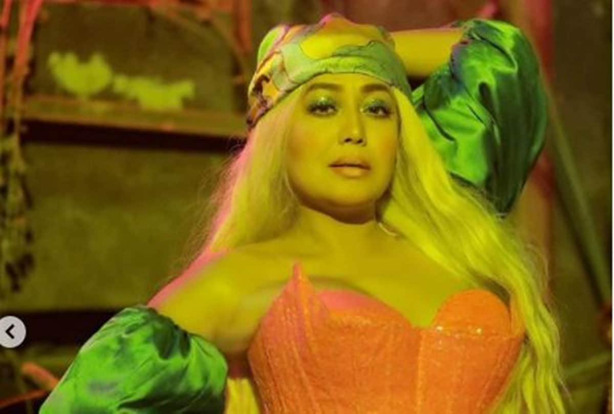Neha kakkar got brutally trolled for her new look users says cardi bi sasta version