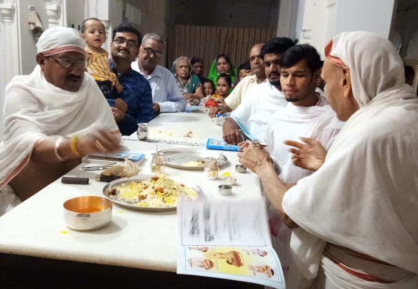 Jain devotees worship Tirthankara Sheetalnath Swami