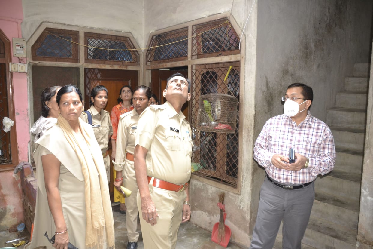 52 cylinders found in two shops and one house in Akbarpur town, three people in custody