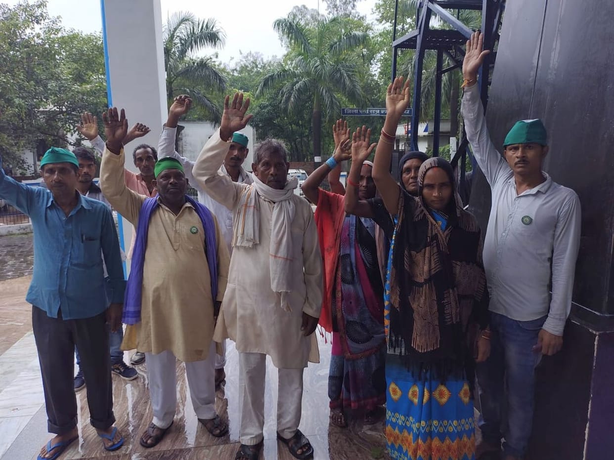 bhartiya kisan union workers on dharna even after bad weather