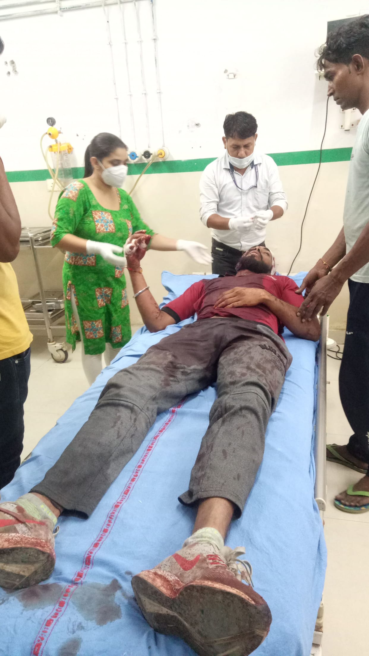 fight between two party, 2 youth serious