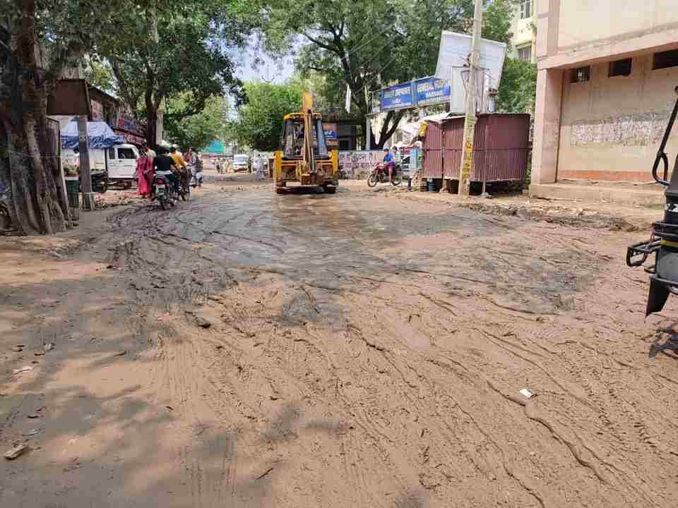 The convoy of the Minister of State also changed the way due to the bad road