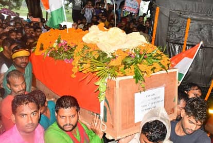 Martyr's funeral: Younger brother Mahesh lit the martyr, people gathered in large numbers at Hathiya Ghat of Gomti river