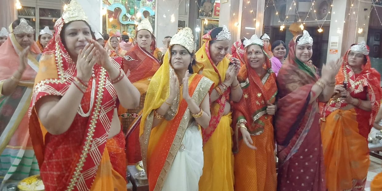 Bhajan rained giver happiness rained, courtyard-courtyard happiness rained