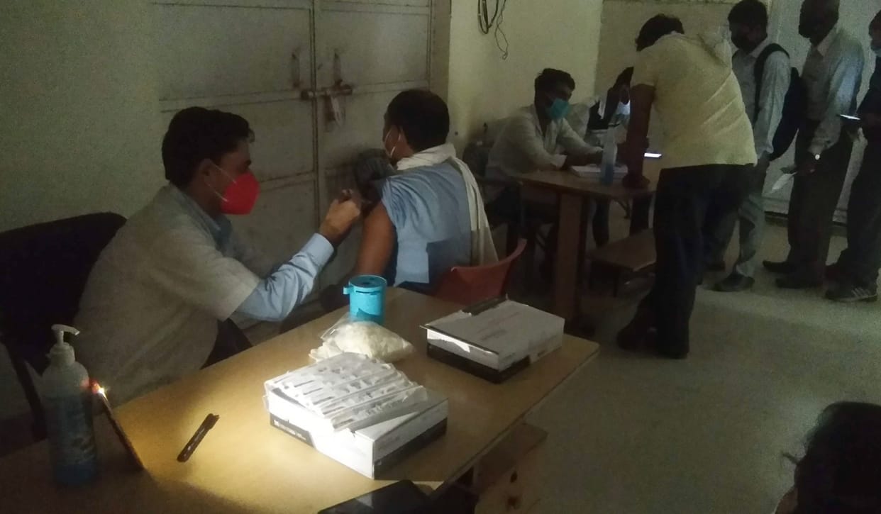 If there was no electricity in the center, then anti-coronavirus vaccine was applied in the light of torch