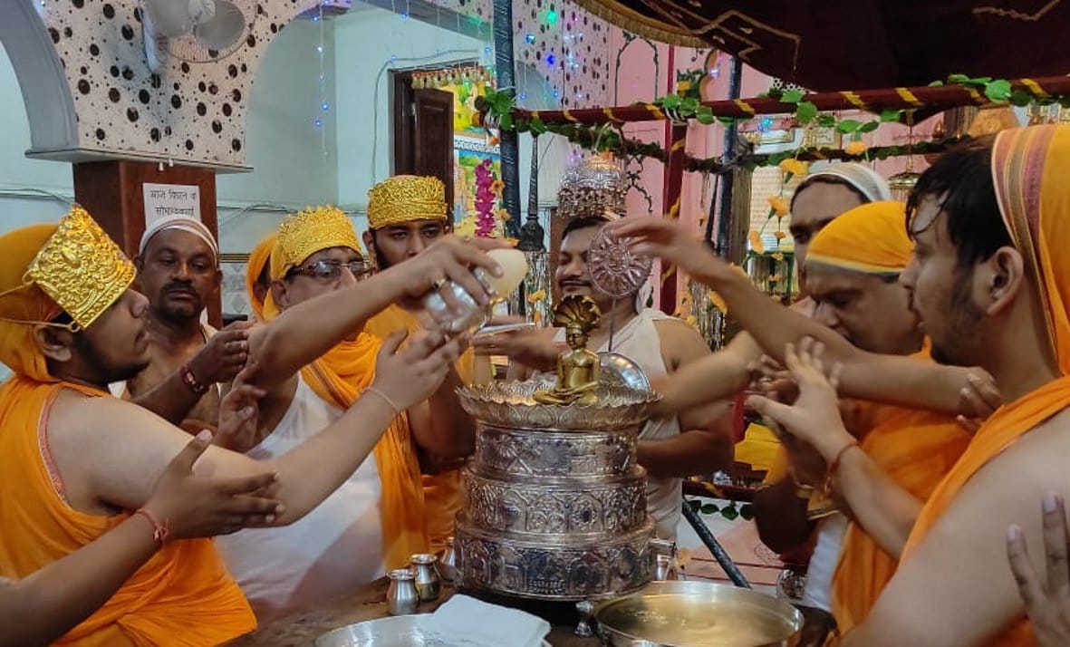 Offer Arghya by worshiping Shreeji