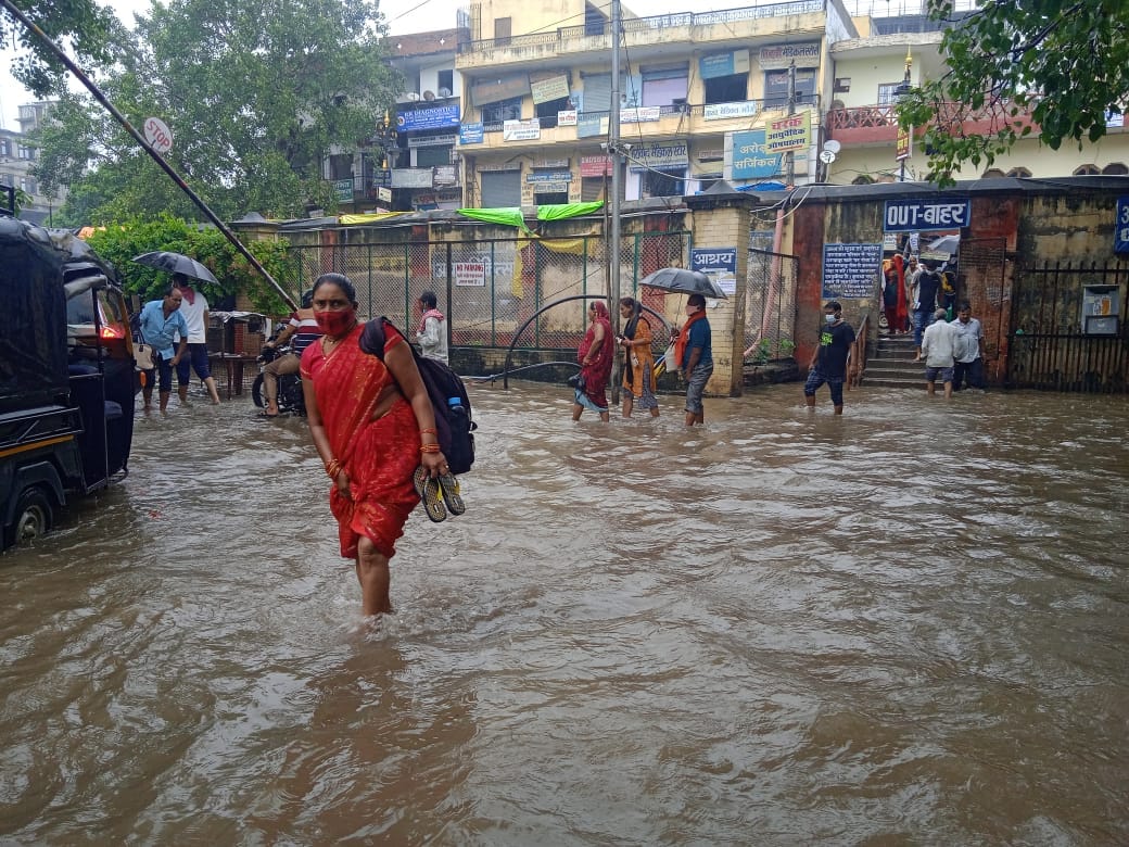 Torrential rain became trouble: 30 killed, many injured, water logging in many cities, power failure, uprooted trees in UP