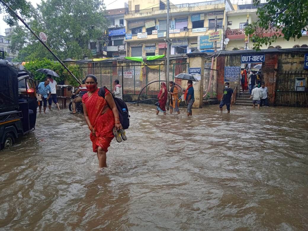 weather update varanasi rain  Ganga water level rises again people living in coastal areas are in tension see photos