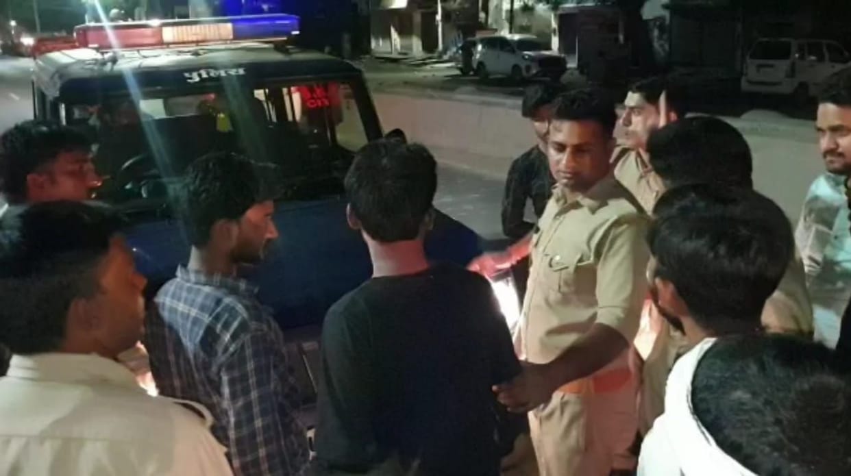 The thieves who boarded the bus tried to snatch the operator's bag