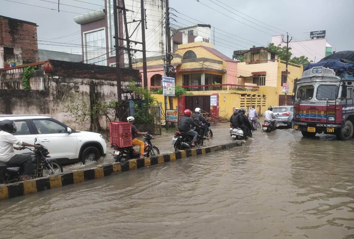 Heavy rains continue in Gorakhpur waterlogging on road and houses