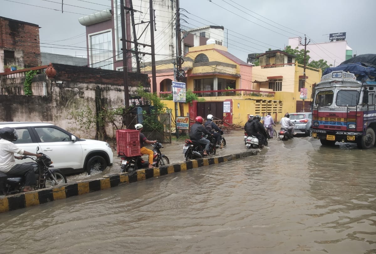 Heavy rains continue in Gorakhpur waterlogging on road and houses