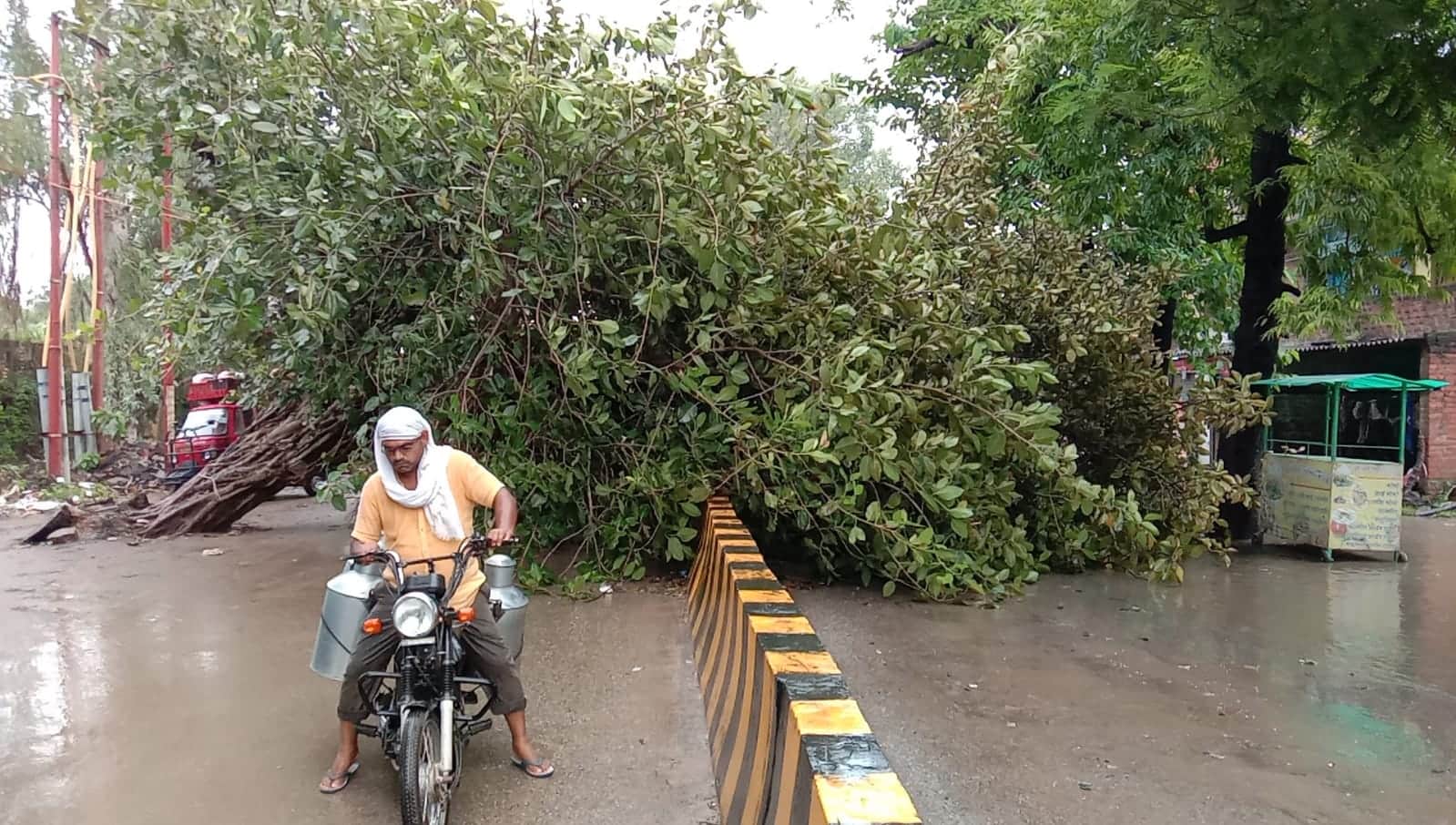 weather and rain update in varanasi BHU hospital faces many troubles due to waterlogging stretchers immersed See condition in pictures