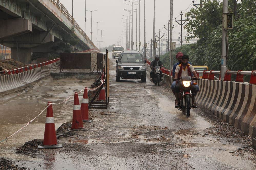 weather and rain update in varanasi BHU hospital faces many troubles due to waterlogging stretchers immersed See condition in pictures