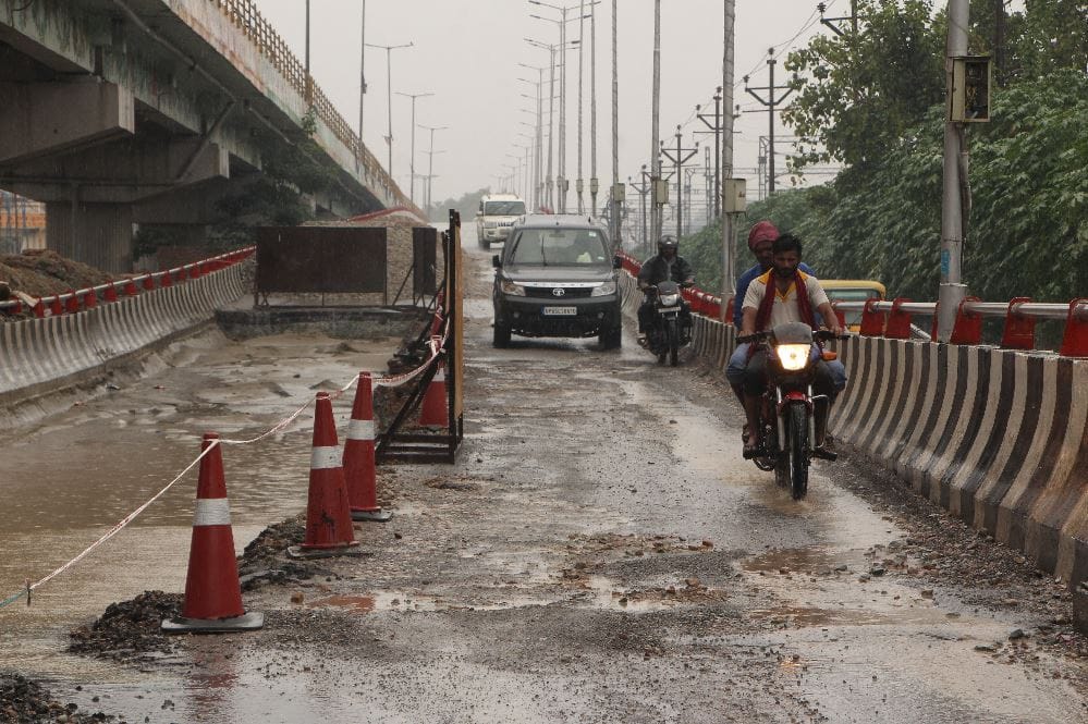 weather and rain update in varanasi BHU hospital faces many troubles due to waterlogging stretchers immersed See condition in pictures