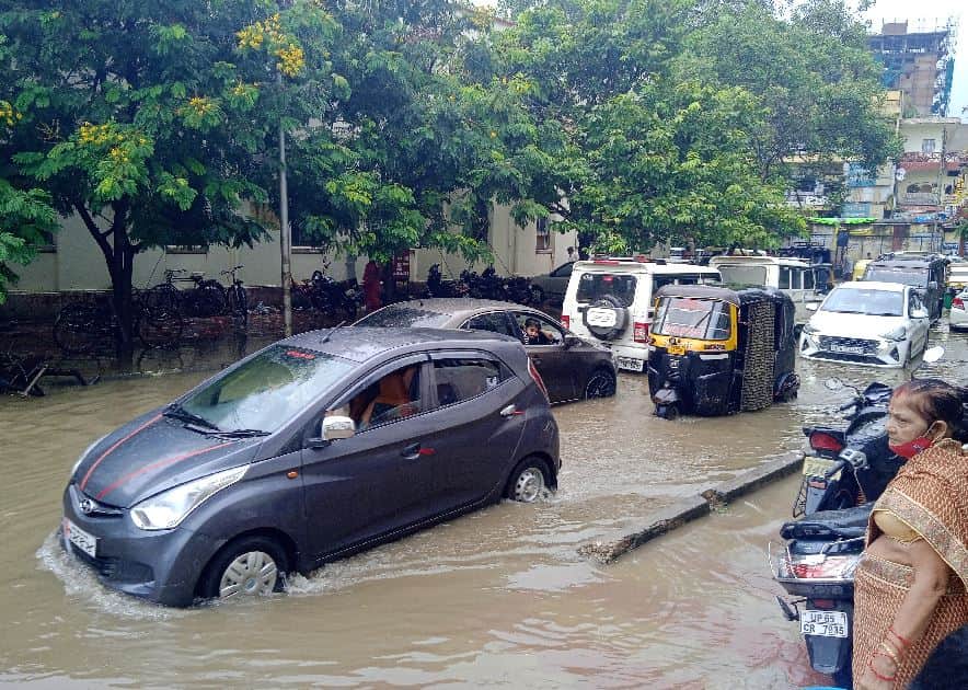weather and rain update in varanasi BHU hospital faces many troubles due to waterlogging stretchers immersed See condition in pictures