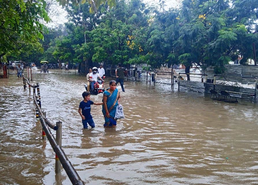 weather and rain update in varanasi BHU hospital faces many troubles due to waterlogging stretchers immersed See condition in pictures