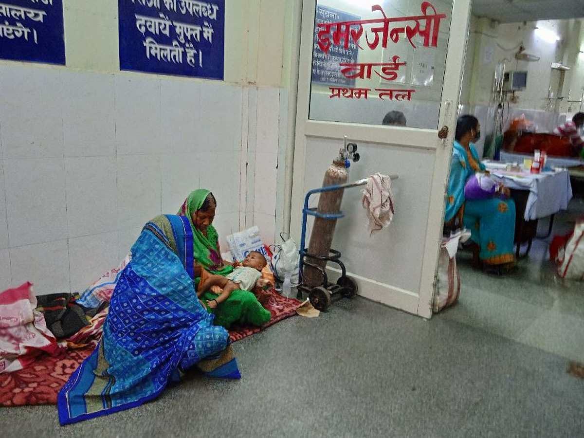 नवजात बच्ची का जमीन पर ऑक्सीजन लगाकर इलाज किया गया (फाइल फोटो)