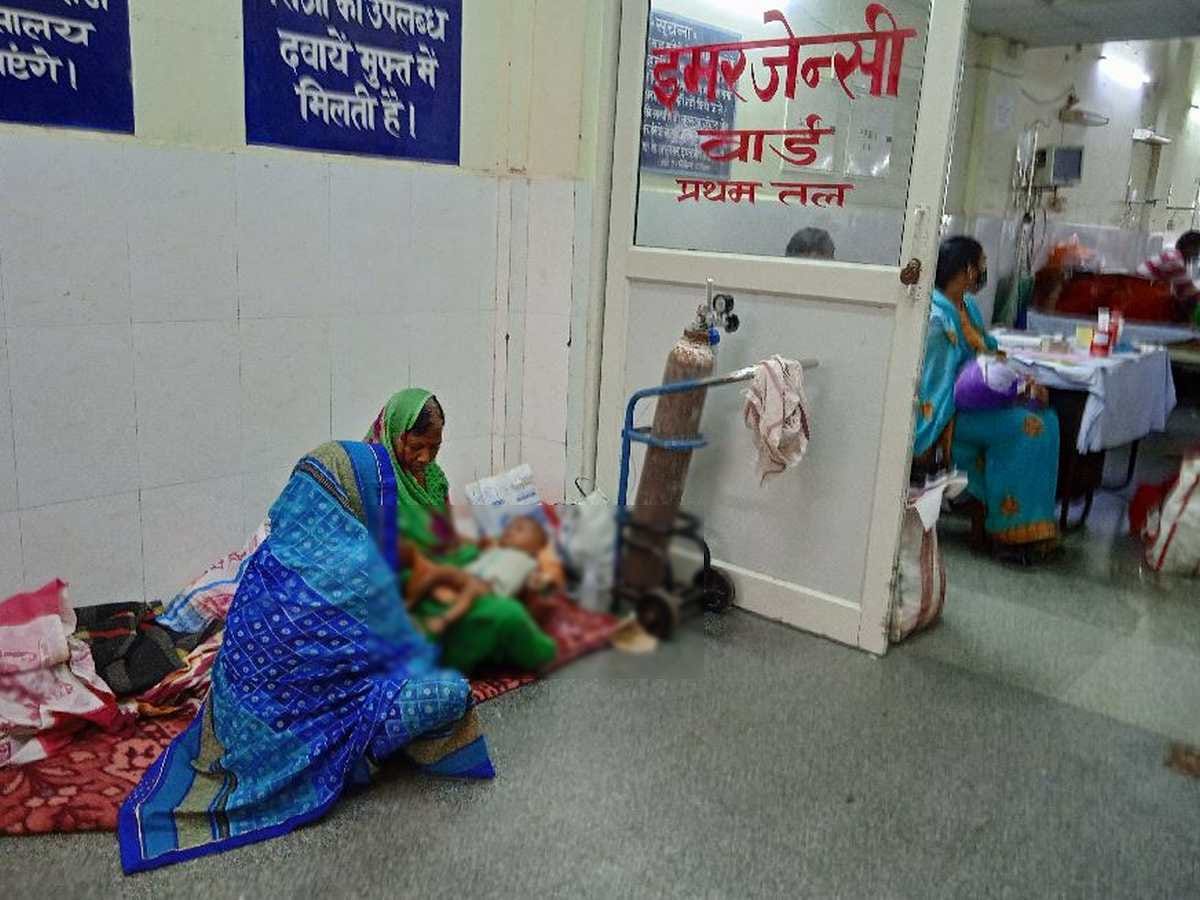 four-month-old newborn girl was treatment with oxygen on ground in children ward BHU hospital emergency