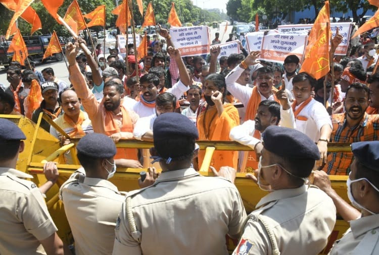 ShivSena Workers Protest Outside Chandigarh Nagar Nigam Office