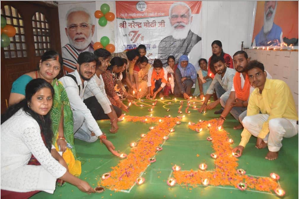 Pm modi birthday in varanasi narendra modi 71th birthday  eve 71 kg cake cut 701 lamps lit at Dashashwamedh Ghat