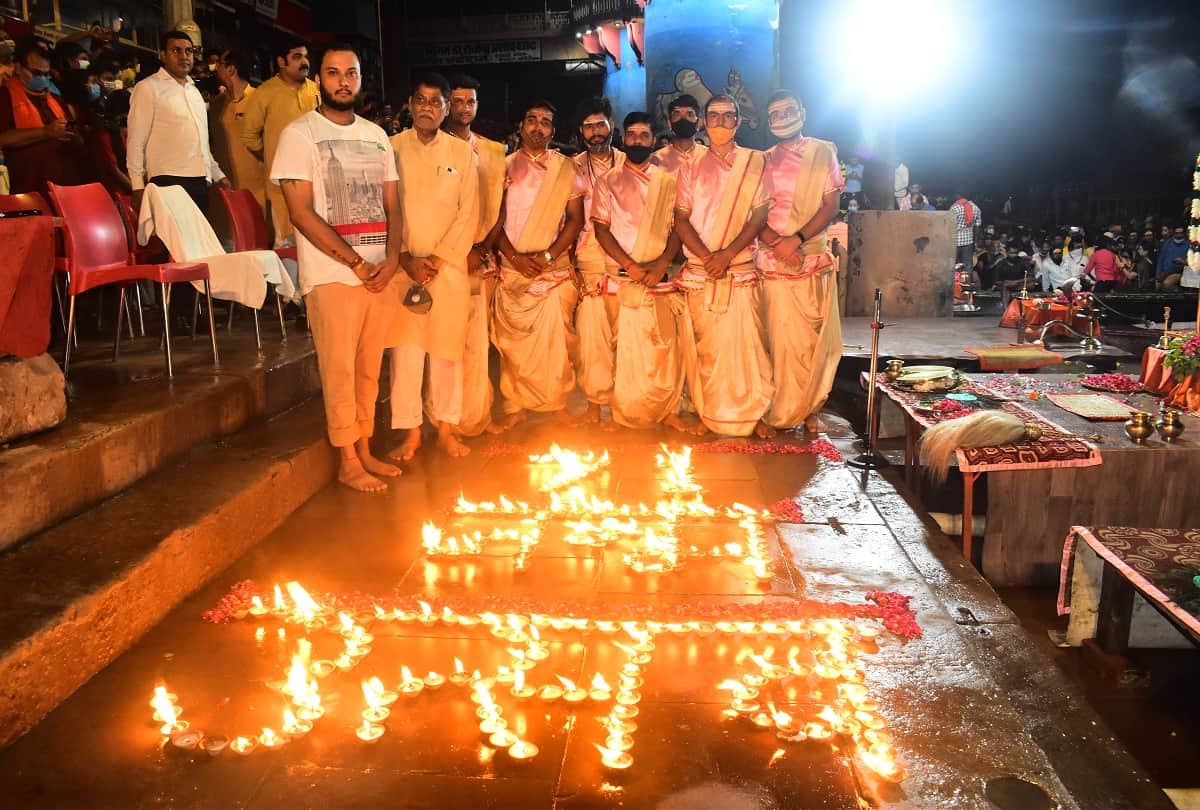 Pm modi birthday in varanasi narendra modi 71th birthday  eve 71 kg cake cut 701 lamps lit at Dashashwamedh Ghat