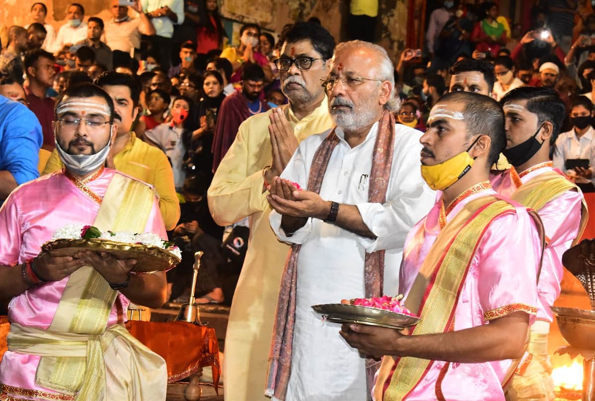 Pm modi birthday in varanasi narendra modi 71th birthday  eve 71 kg cake cut 701 lamps lit at Dashashwamedh Ghat