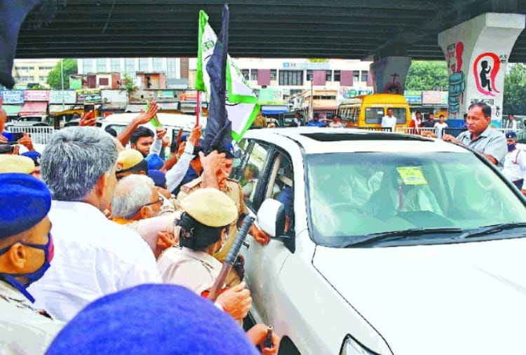 Farmers show black flags to Ajay Chautala in Panipat of Haryana