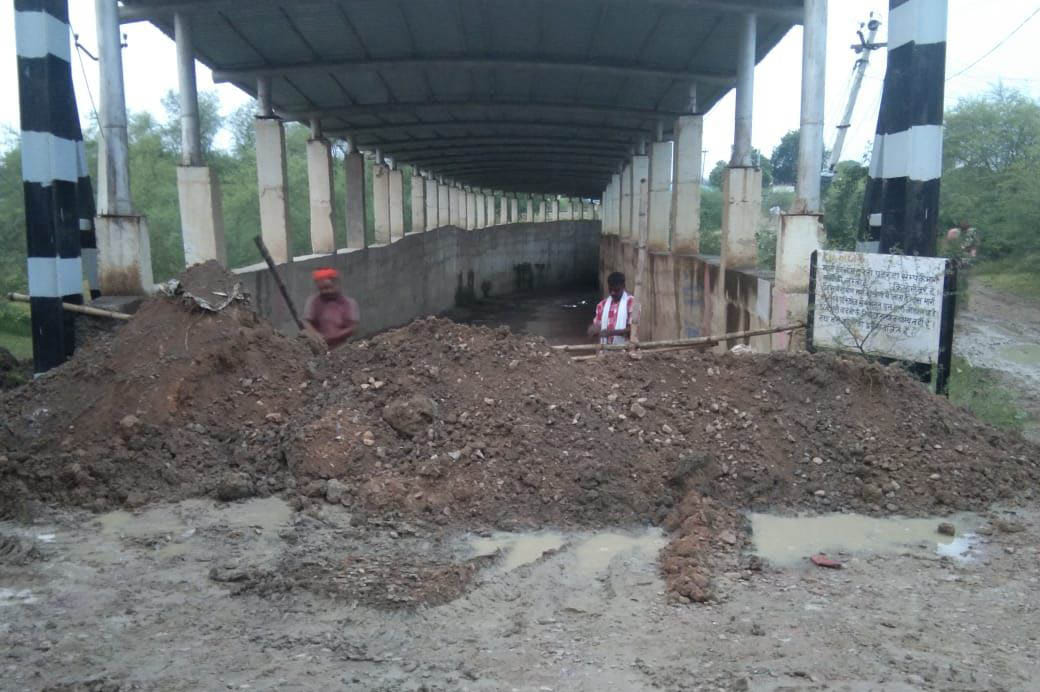 If the road is not opened, tomorrow there will be a traffic jam of the railway