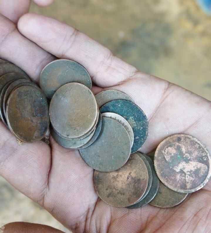 Old coins found after the arrow in the old mansion