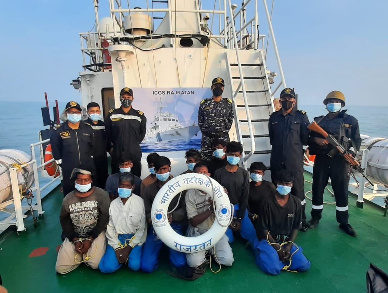 indian coast guard ship intercepts pakistani boat 13 crew members are being questioned Latest News Update