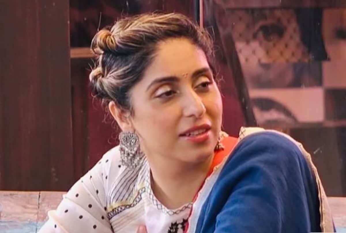 Neha Bhasin got brutally trolled after wearing revealing dress in an event see users reaction
