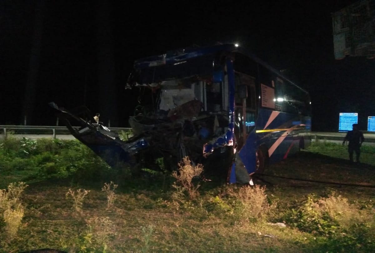 Bengal: six migrant labourers returning to work, killed as bus falls in ditch