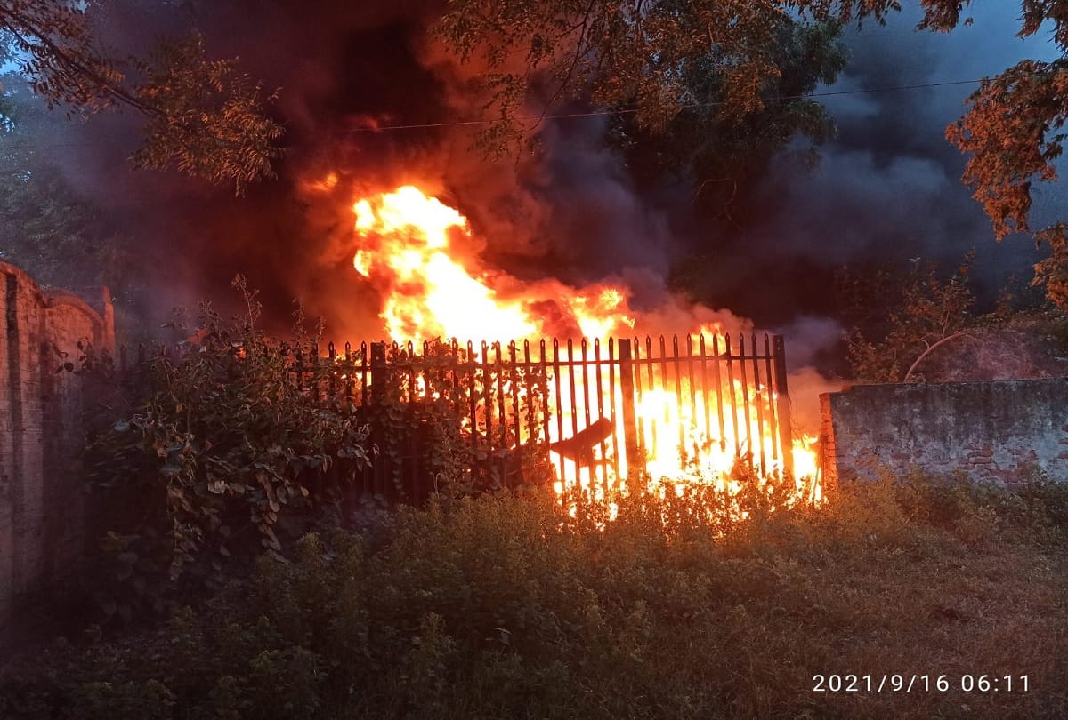 SNT godown of Tundla Railway catches fire due to unknown reasons