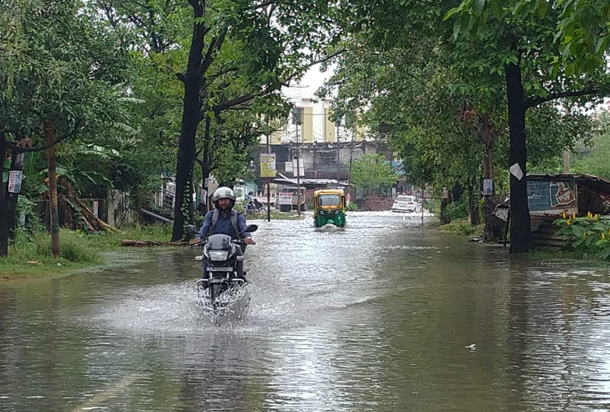 Heavy rains continue in Gorakhpur waterlogging on road and houses
