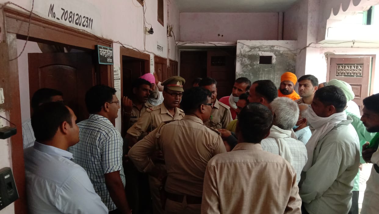 Farmers clashed with each other in the annual general meeting of the sugarcane committee, a scuffle