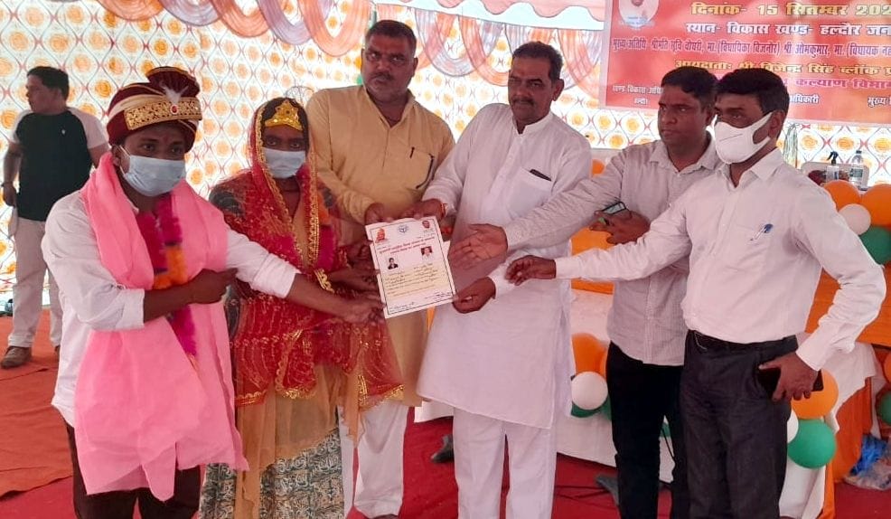 19 young men and women got married in a mass marriage program