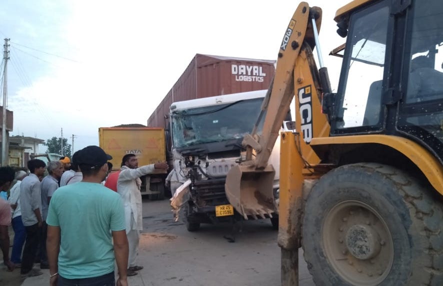 Dumper driver injured in accident, jammed on the highway
