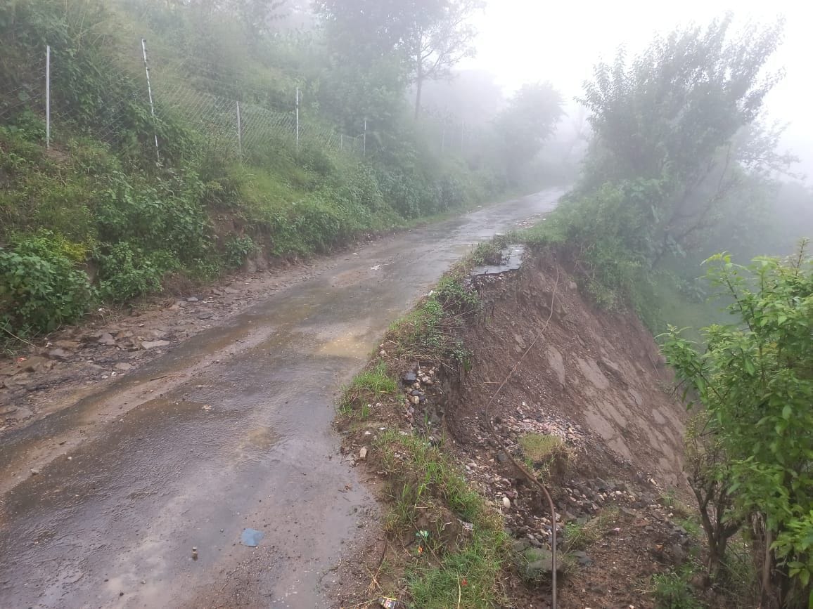 The bus passes by taking off the yatri on the collapsed road in mandi